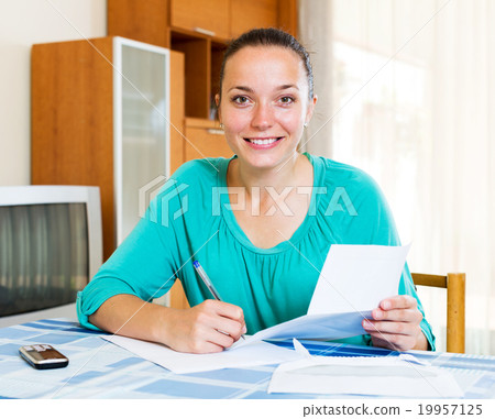 girl filling out tax forms 19957125