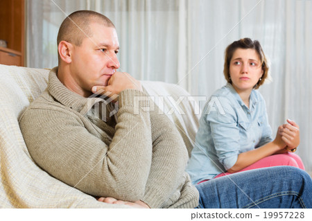 Couple quarrel 19957228