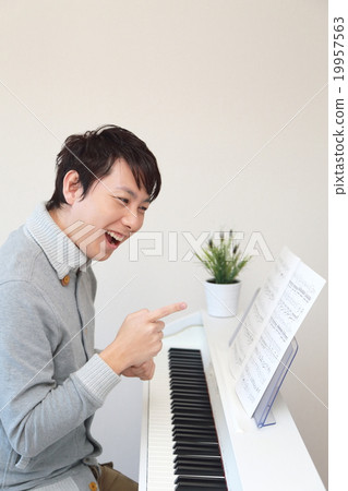演奏鋼琴樂器音樂(男管風琴大鍵琴MIDI合成器鍵盤組成) 演奏鋼琴樂器音樂(男管風琴大鍵琴MIDI合成器鍵盤組成) 19957563