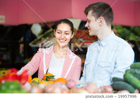 Young couple buying fruits in market 19957996