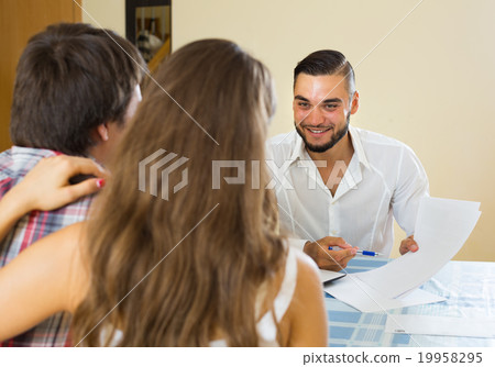 salesman signs contract with couple salesman signs contract with couple 19958295
