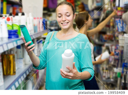 girl buying shampoo 19958409