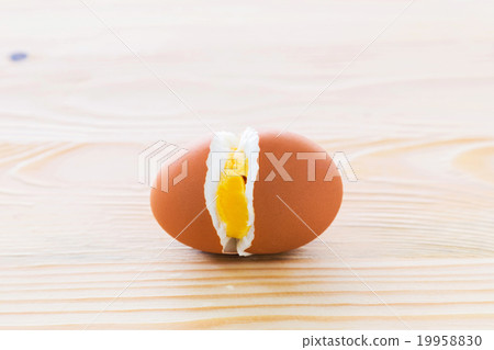 Cracked eggs in the middle 19958830