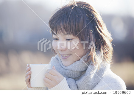 一個女人喝一杯 一個女人喝一杯 19959663