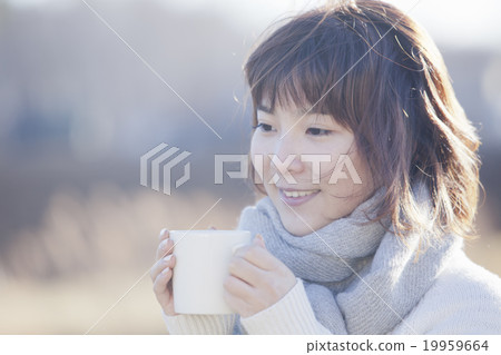 一個女人喝一杯 19959664