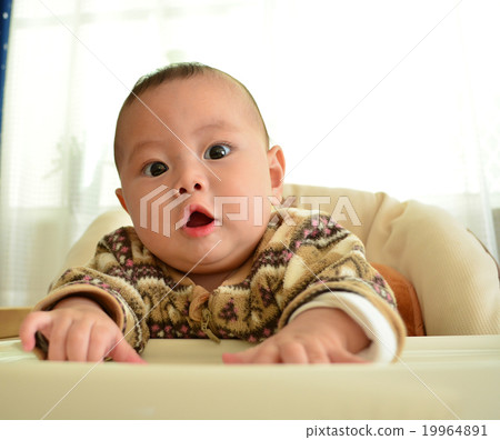 An infant 19964891