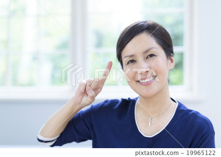 Japanese women in their forties pointing to fingers 19965122