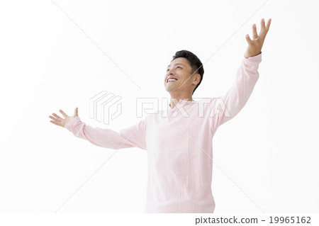 A man spreading his hands 19965162