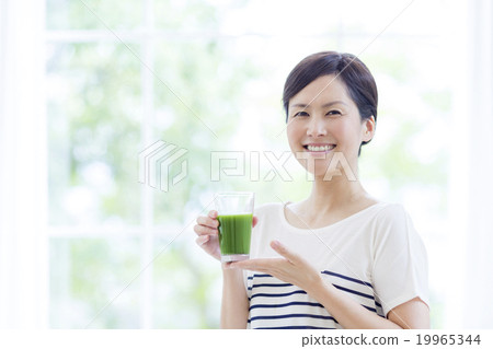 Women in their 40s with blue juice 19965344