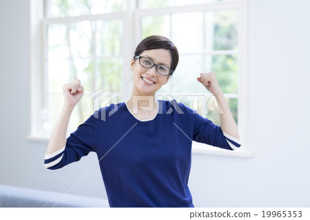 一個四十多歲的女人扮演膽量姿勢 19965353