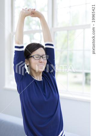 A woman in his 40's who stretches out A woman in his 40's who stretches out 19965421