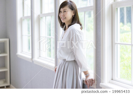 一個40多歲的女人嘲笑窗外 19965433
