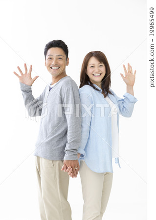一對夫婦手牽著手 一對夫婦手牽著手 19965499