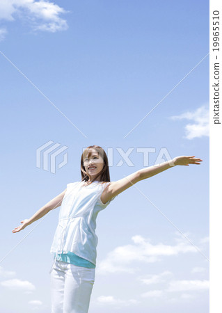 A woman who spreads both hands 19965510