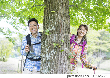 一對夫婦從樹幹上取一張臉 一對夫婦從樹幹上取一張臉 19965726
