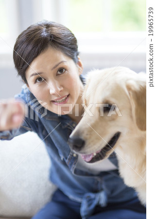 40多歲的日本婦女和狗 19965739