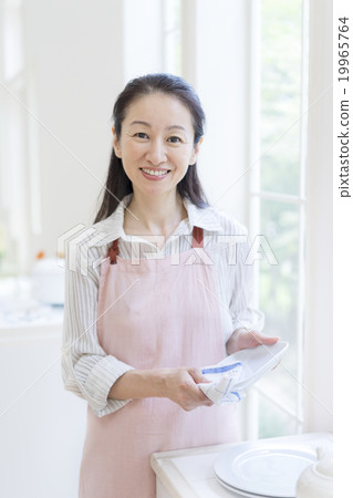 Women wiping dishes Women wiping dishes 19965764