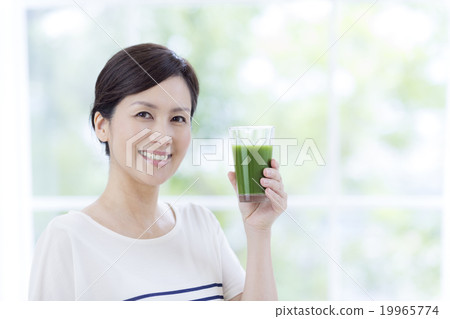 Women in their 40s with blue juice 19965774