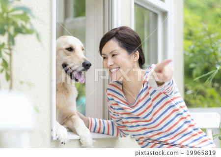看窗口的狗和日本婦女 19965819