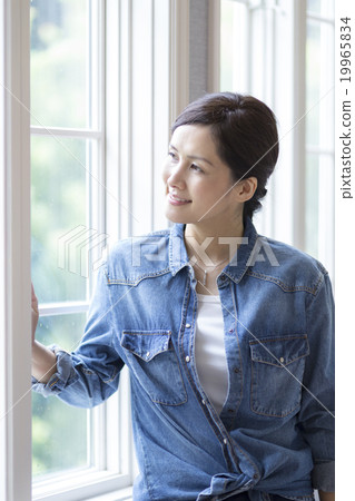 一個40多歲的日本女人站在窗戶上 一個40多歲的日本女人站在窗戶上 19965834