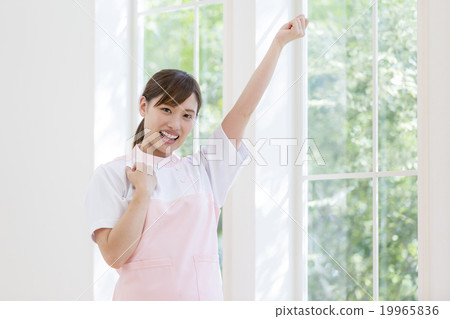 做膽量姿勢的女人 做膽量姿勢的女人 19965836