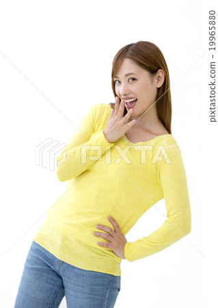 把她的手放的婦女在她的嘴上 把她的手放的婦女在她的嘴上 19965880