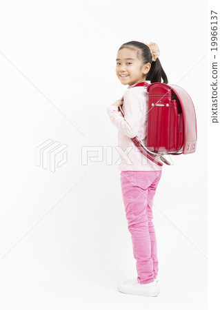 一個女孩在一個男生上帶著一個書包小學女孩轉身一個全身女孩書包小學生 一個女孩在一個男生上帶著一個書包小學女孩轉身一個全身女孩書包小學生 19966137