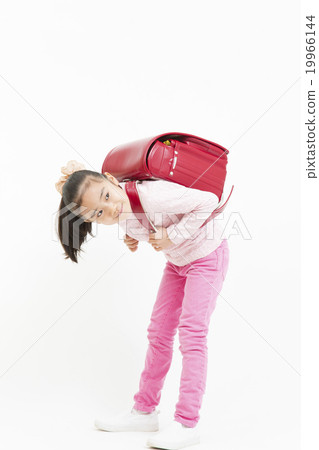 Girl carrying a school bag Cellar girl in elementary school girls whole body girls schoolgirls schoolboy 19966144