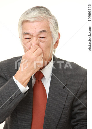 A senior businessman who is afraid of stench 19966366
