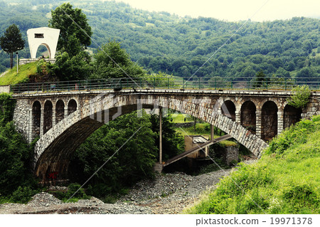 railway bridge across the chasm Harry Potter 19971378