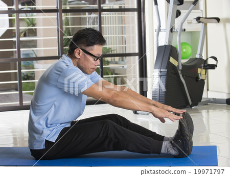 Asian man in sportswear doing leg stretching 19971797