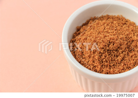 桃紅色背景用椰子和糖杯子 桃紅色背景用椰子和糖杯子 19975007