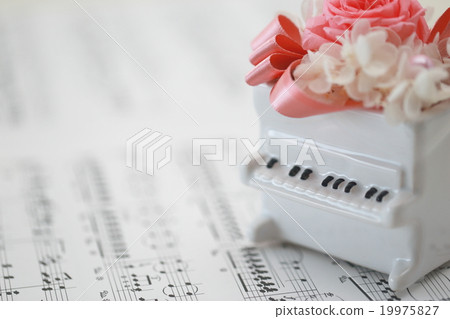 鋼琴鍵盤樂器鍵盤(樂譜記譜筆白色白色音樂音樂) 鋼琴鍵盤樂器鍵盤(樂譜記譜筆白色白色音樂音樂) 19975827