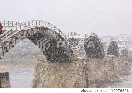 在極冷的Kinzaki橋樑 19976808