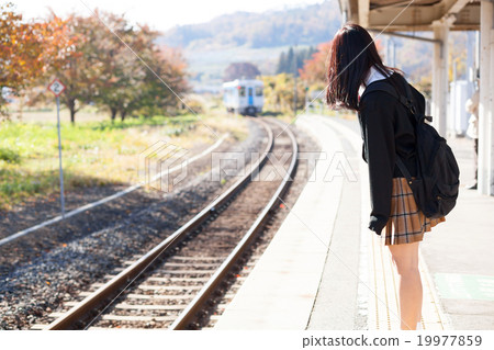 乘火車上學的女學生 19977859