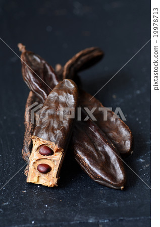 Ripe carob pods 19978713