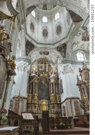 Stiftskirche Sankt Peter in Salzburg, Austria. 19981293