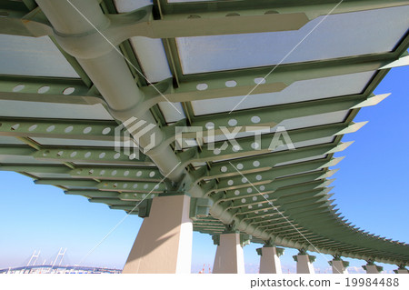 Hill park with a view of the harbor 19984488