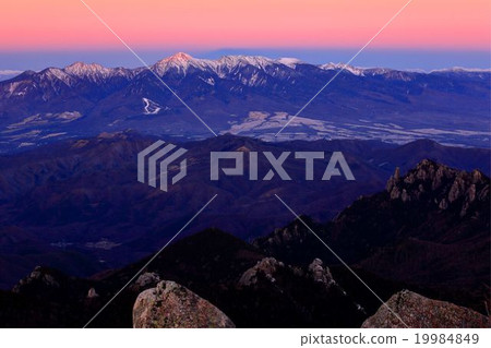 Yatsugatake從Mt. Jinpean和Dawn Mountain 19984849
