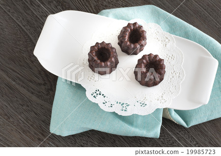 Chocolate cannele Chocolate cannele 19985723