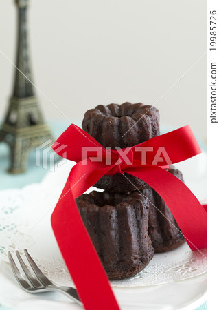 Chocolate cannele 19985726
