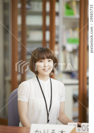 在圖書館工作的婦女 19985735