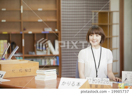 在圖書館工作的婦女 在圖書館工作的婦女 19985737