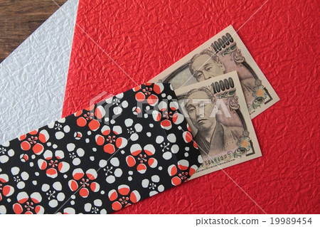 A 10,000 yen bill in a Japanese-style envelope for New Year's gifts 19989454