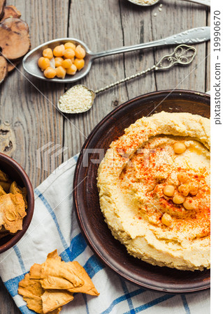 hummus of chickpeas, tahini paste, paprika 19990670