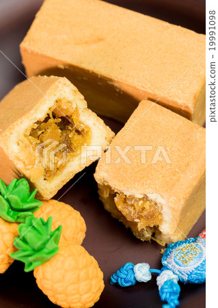 Pineapple cake 19991098