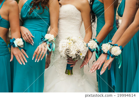 Bridesmaids hands. 19994614