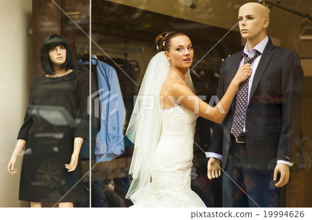 The attractive bride in showcase. 19994626