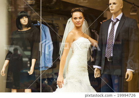 The pretty bride in showcase. 19994726