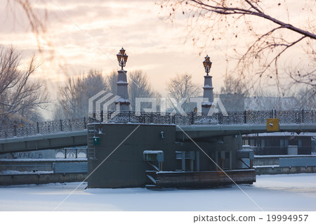 The bridge in Fishing Village 19994957